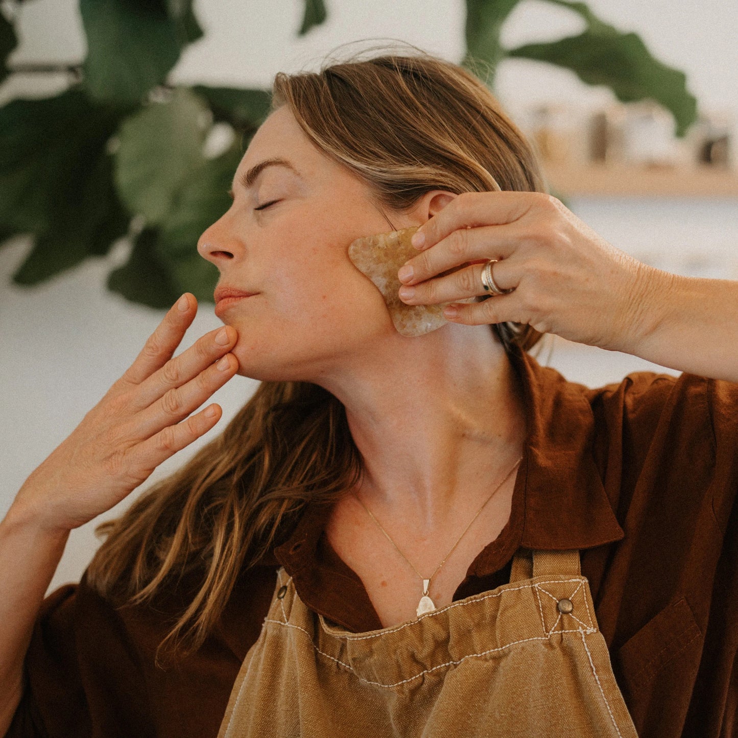 HONEYBEE'S GOLDEN GUARTZ GUA SHA