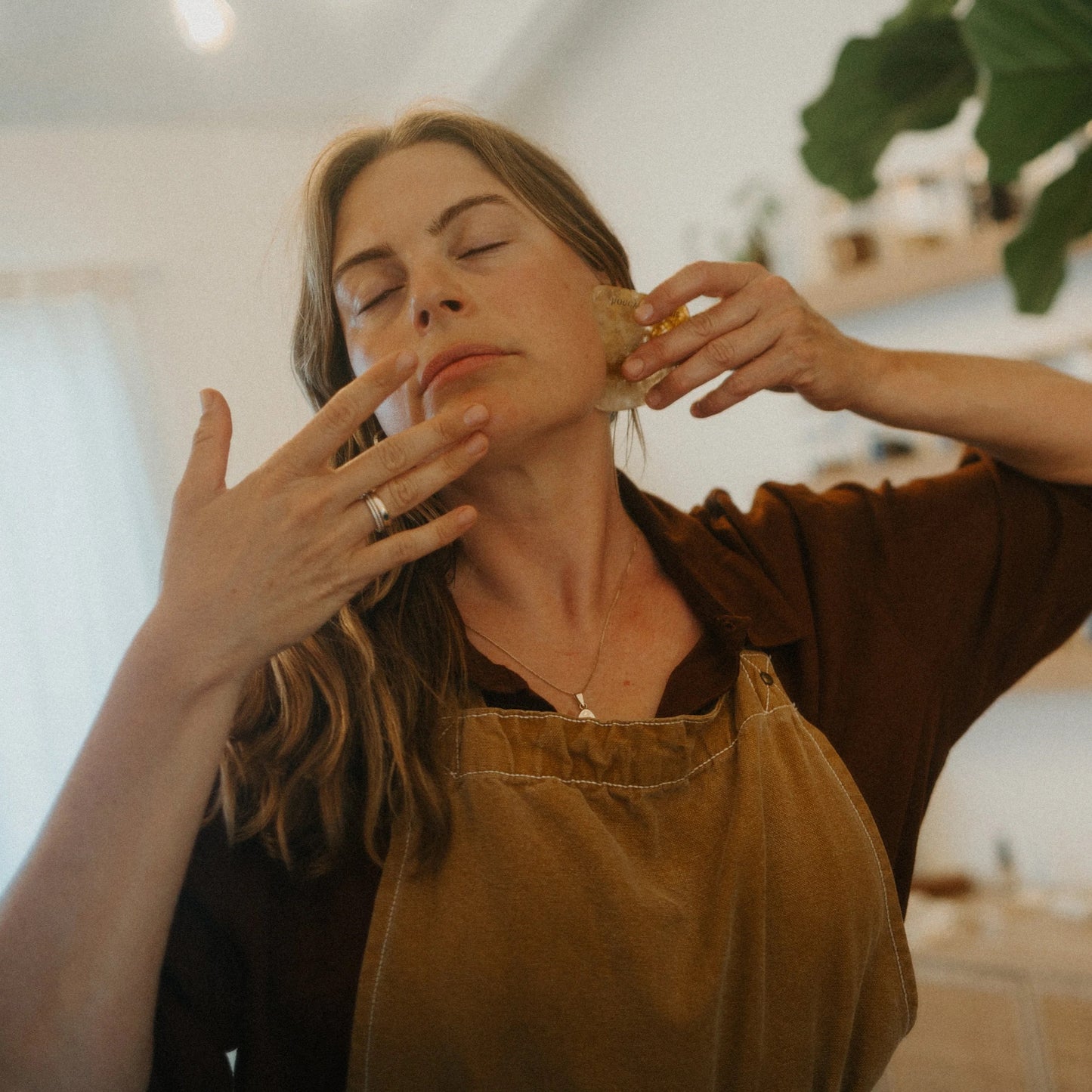 HONEYBEE'S GOLDEN GUARTZ GUA SHA