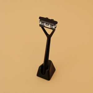 RAZOR WITH PIVOTING HEAD AND STAND